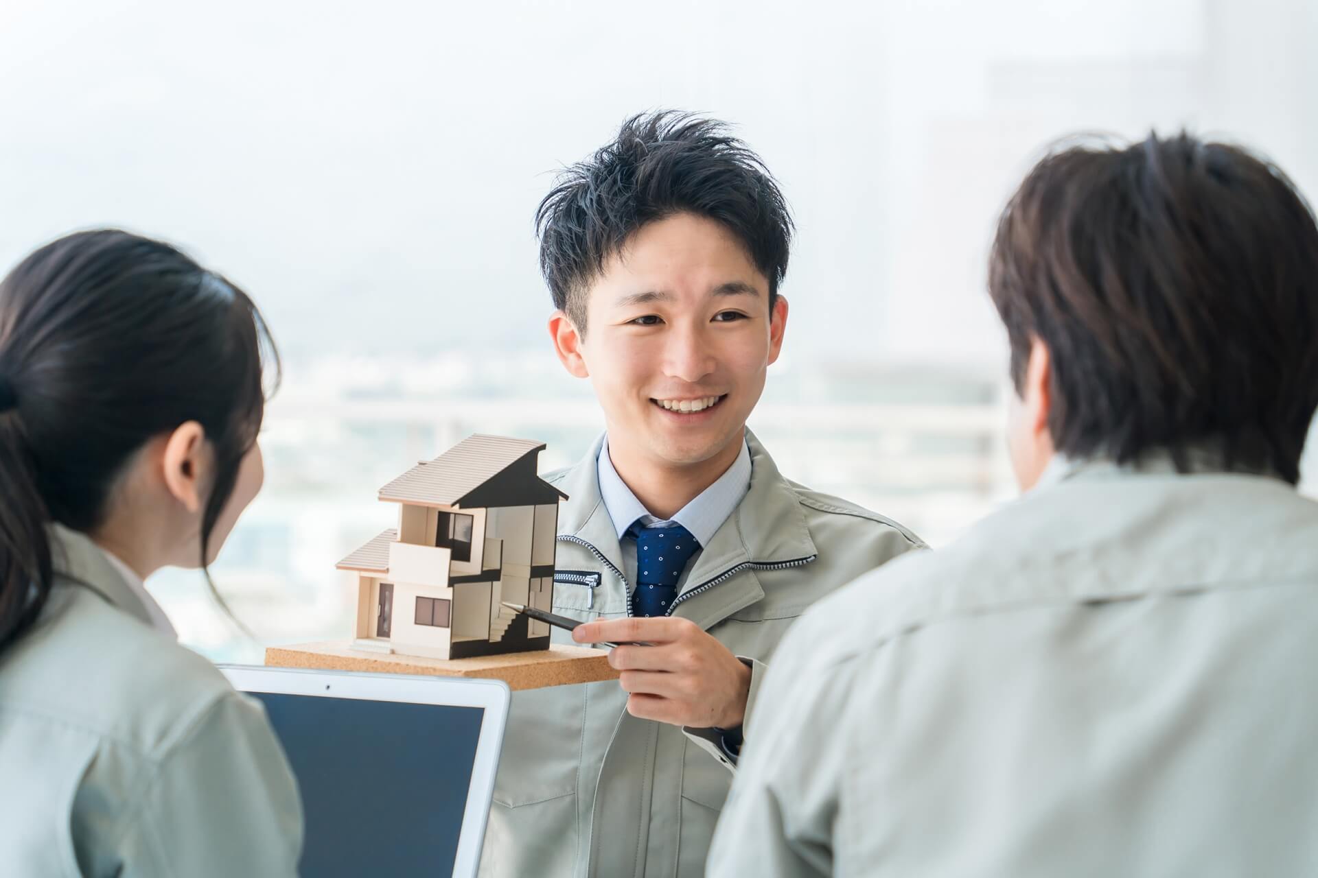 住宅模型を見せる建設業の縮尺