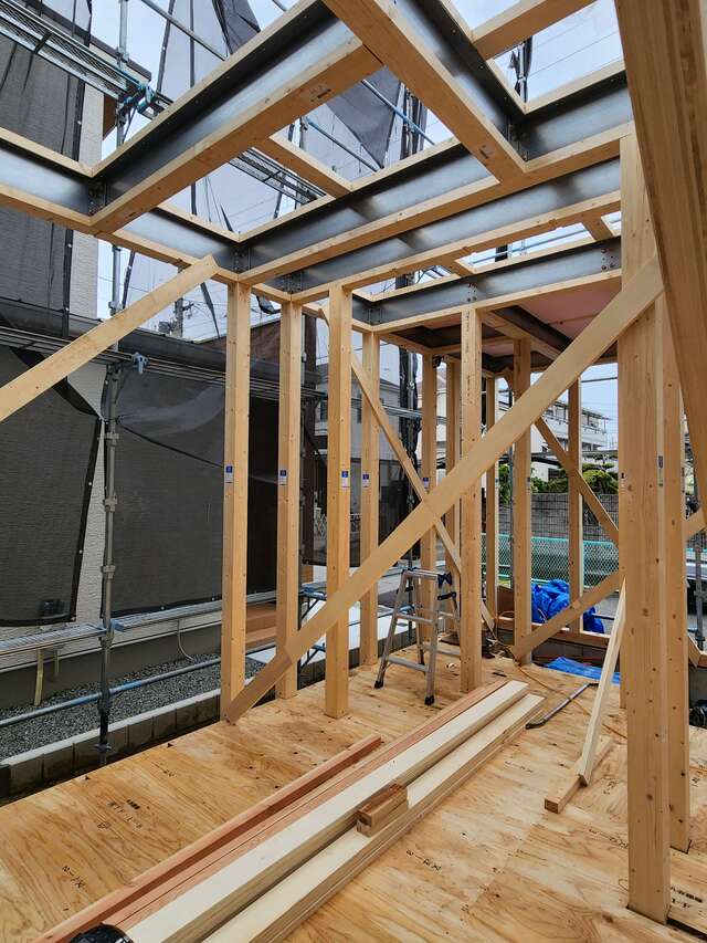 建設中の木造住宅の梁組み
