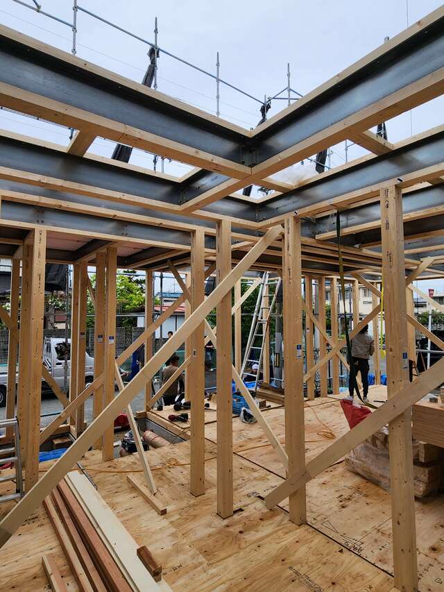 建設中の木造住宅の骨組み